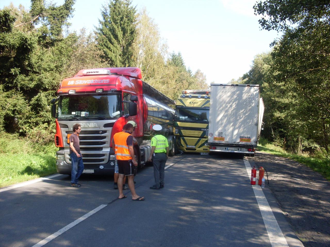 U Rohozné se střetly tři kamiony a osobní auto, nehoda se naštěstí obešla bez zranění