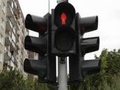 Byl zákrok policisty v civilu proti chodci, který přešel na červenou, razantní?