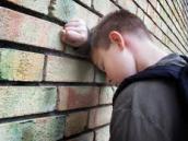 Mladík se odmítl podřídit šikaně a sponzorovat o rok mladšího vyděrače, ten ho ale nakonec stejně donutil