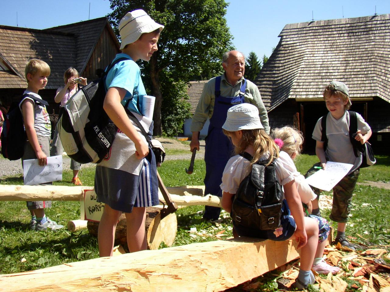 Na Veselém Kopci si lze vyzkoušet truhlářské řemeslo