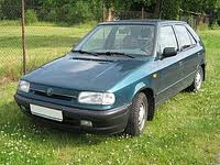 Auto zaparkované u garáží v Cihelně vzbuzovalo podezření, že je kradené