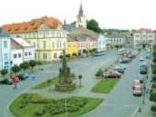 Plechy zaskřípaly na Palackého náměstí ve Skutči, řidič mercedesu naboural do zaparkovaného autobusu