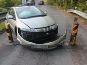 Nabouraná honda zatarasila most přes Labe, opilý řidič se nevešel mezi kovové sloupky