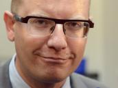 Sobotka je dojič státu! Bohatne z cesťáků, měl přitom stranickou limuzínu
