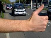 Muž stopující auta v Čáslavské ulici, vstupoval nebezpečně do silnice