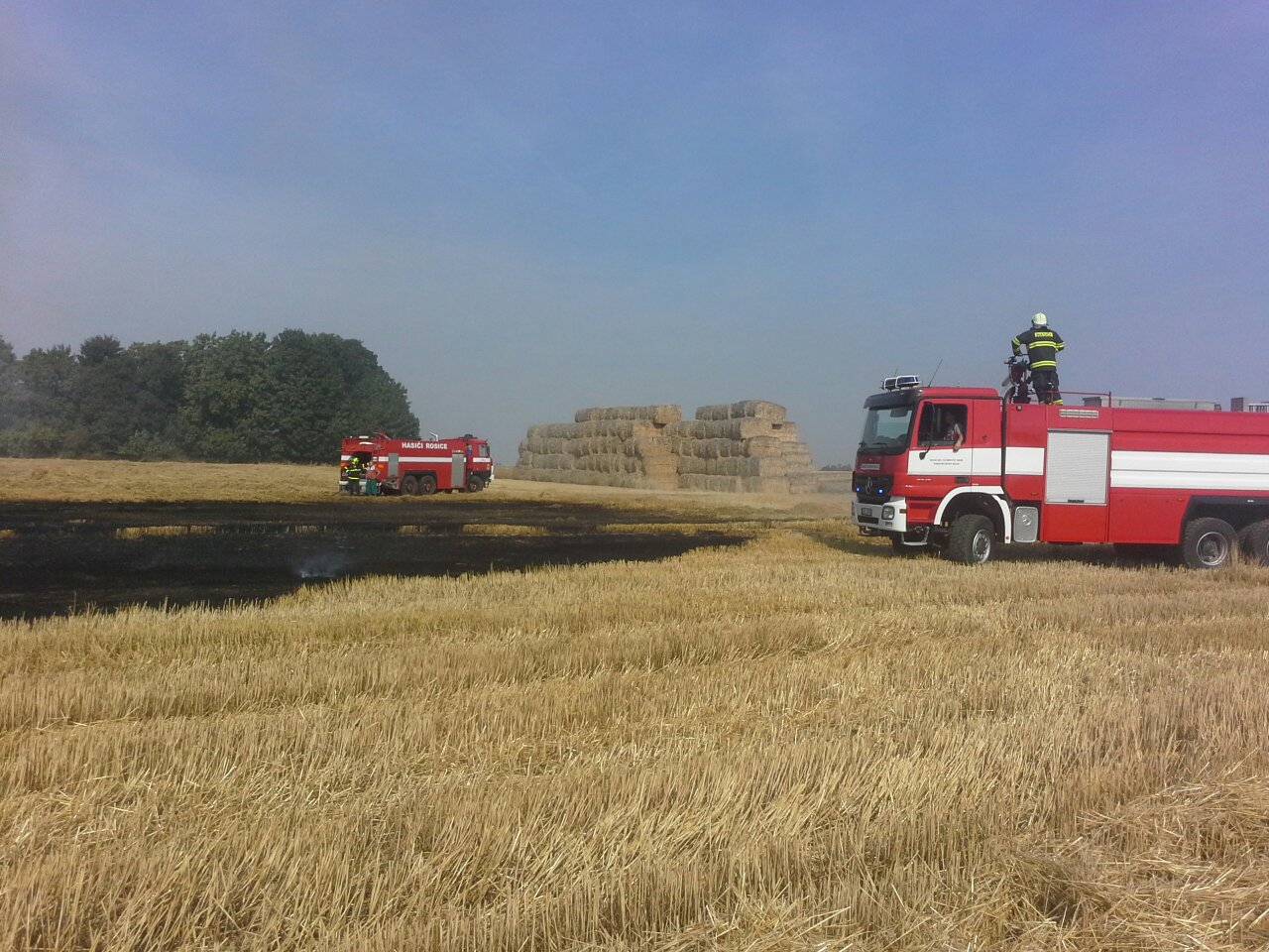 Hasiči likvidovali požár strniště a slámy v Rosicích u Chrasti