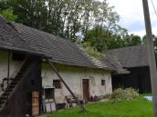 Strom se v Kutříně u Proseče během bouřky vyvrátil a spadl na dům