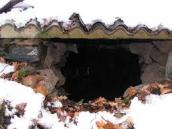 Neznámý vandal poškodil ve Škrovádu kryt studánky, která tu slouží místním chatařům