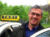 Poctivý taxikář odevzdal strážníkům věci, které si u něho v autě zapomněla mladá zákaznice