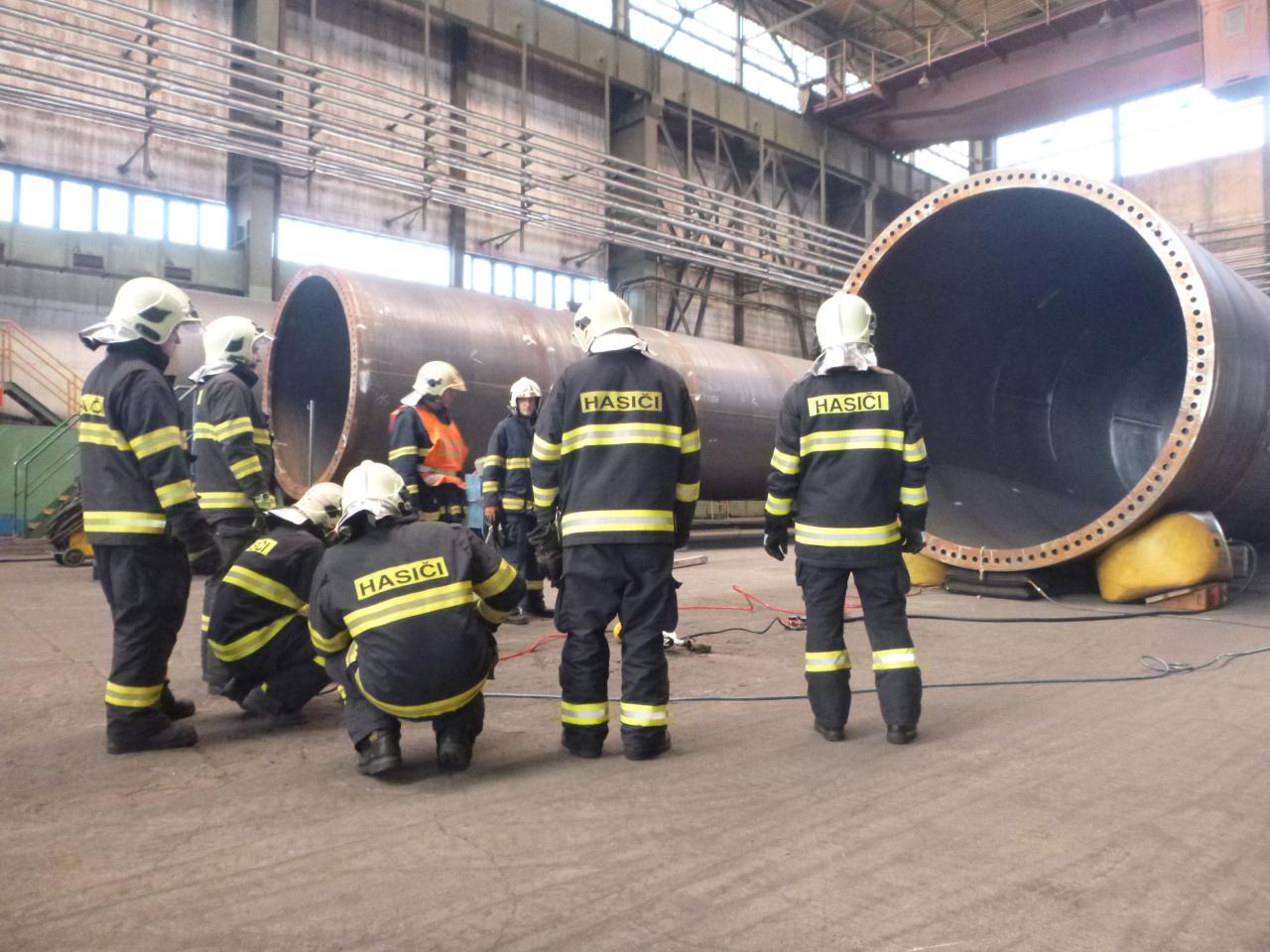 Desítky tun vážící tubus větrné elektrárny zavalil osobu - naštěstí jen cvičně