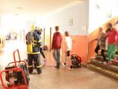 Hasiči evakuovali téměř dvě stovky žáků Základní školy v Chrasti, naštěstí šlo jen o taktické cvičení 