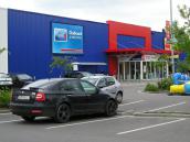 Bezdomovec obtěžoval u prodejny Tesco kolemjdoucí zákazníky