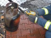 Demontáž propanbutanové lahve se náhle proměnila v požár plynu v přístavku domu v Luži