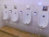 Dva opilci spolu usnuli na toaletě v nákupním centru, kolemjdoucí si mysleli, že jsou v bezvědomí