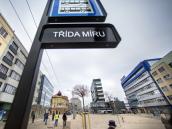 Pardubice testovaly několik variant čištění dlažby na nově opravené třídě Míru, zatím ale žádná nevyhovuje