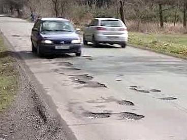 Cestářům chybí letos na opravy silnic nižších tříd stamiliony, u Skutče tak bude opravena jen část rozbité vozovky