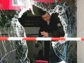 Když se zloděj soukal z výlohy prodejny, potkal se s policejní hlídkou