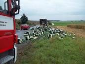 Po havárii náklaďáku v Horních Ředicích se na silnici vysypaly bedny s pivem