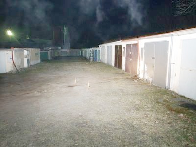 Ozvou se dopravní policii svědci nehody, při které došlo ve Škroupově ulici k poškození garáže?