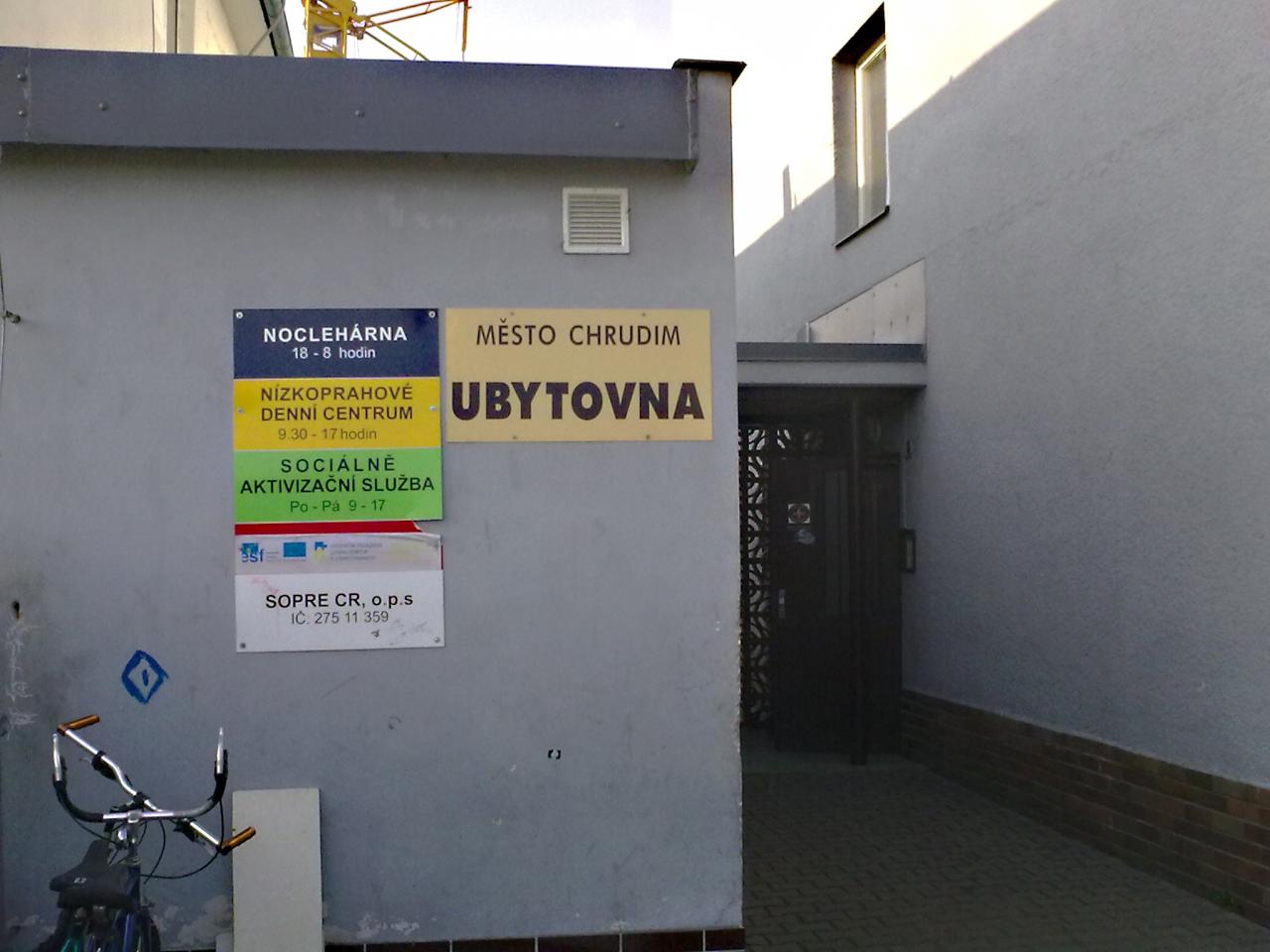 Strážníci museli uklidňovat konflikt v chrudimském azylovém domě