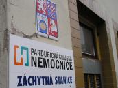 Opilec si „ustlal“ s téměř čtyřmi promile v příkopě u Medlešic, další ležel v Hlinsku na schodišti v paneláku