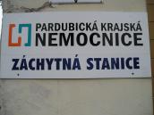Opilá žena, která pobíhala v ponožkách kolem kostela svatého Bartoloměje, skončila na záchytce 