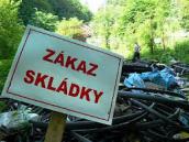 Muž se chtěl zbavit odpadu a tak ho složil u sousedního plotu, teď mu hrozí vysoká pokuta