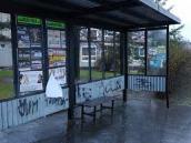 Vandal se na Palackého třídě pustil do rozbíjení autobusové zastávky