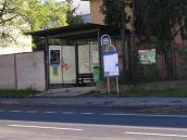 Partička puberťáků měla u chrudimské nemocnice popíjet alkohol a ničit zastávku