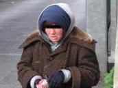 Bezdomovkyně v noci žebrala na Borzně po kolemjdoucích oblečení, museli ji odsud vykázat strážníci