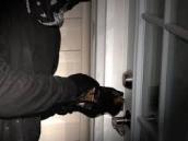 Policisté stíhají mladíka, který se vloupal v Běstvině do domu, aby ukázal kámošovi, že to umí