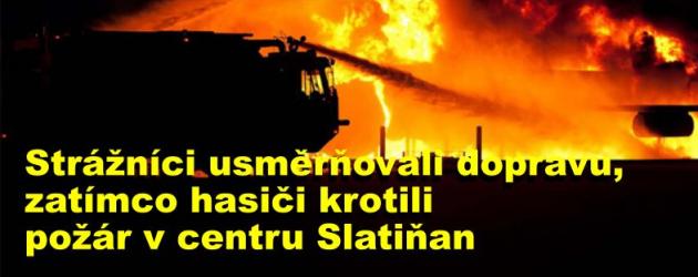 Strážníci usměrňovali dopravu, zatímco hasiči krotili požár v centru Slatiňan