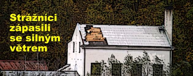 Strážníci zápasili se silným větrem