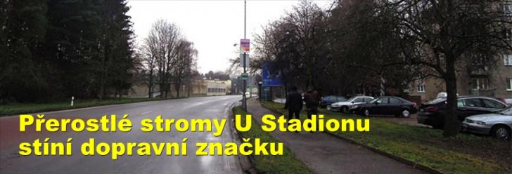 Přerostlé stromy U Stadionu stíní dopravní značku