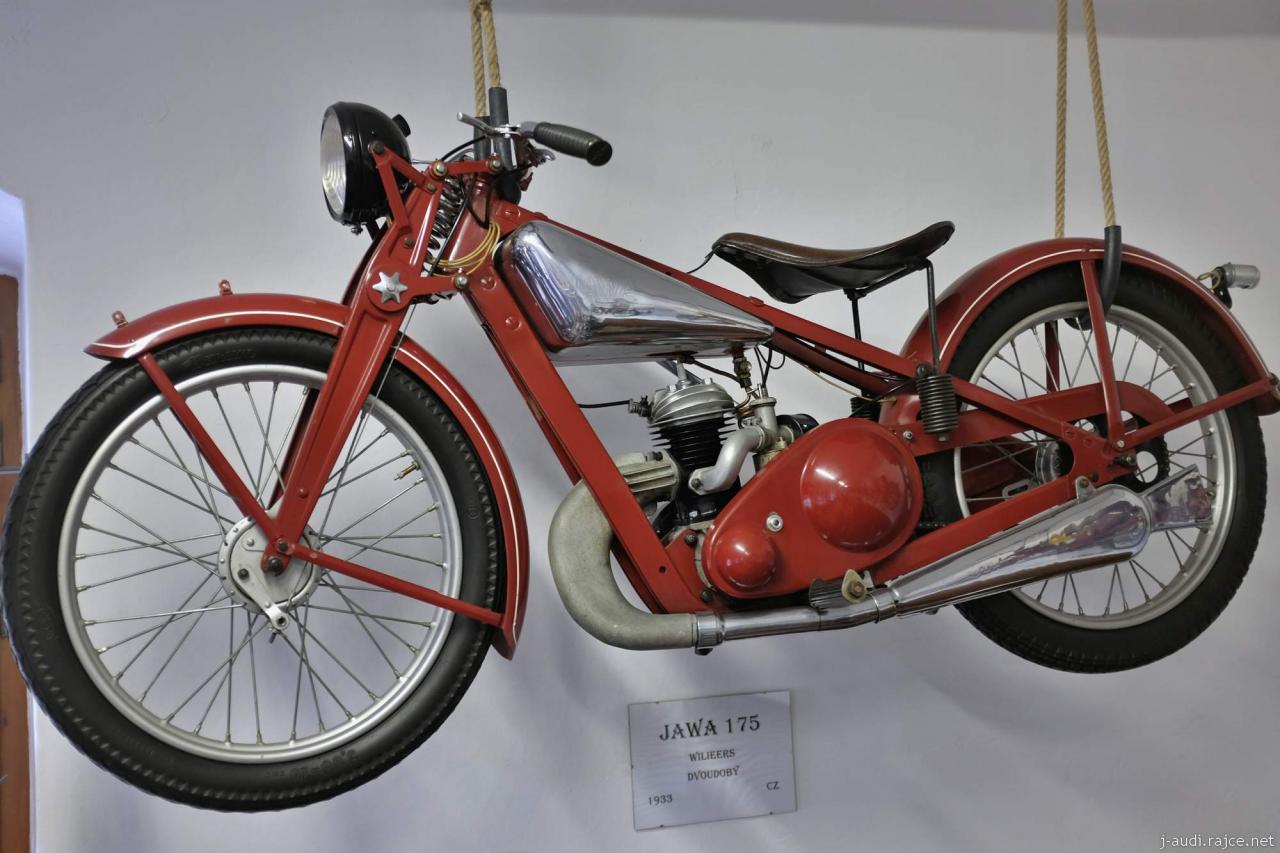 Setkání historických vozidel u Muzea motocyklů ve Svratouchu   