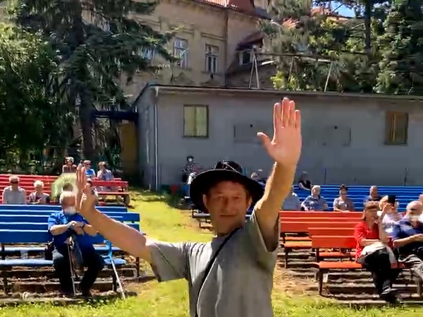 Bioleťák žije: V ochranném obleku i nahoře bez