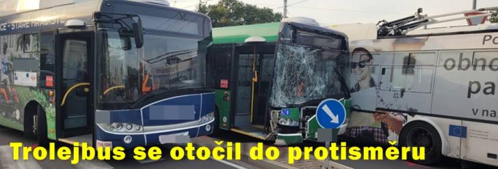 Při srážce s autem se jeden ze tří trolejbusů otočil 