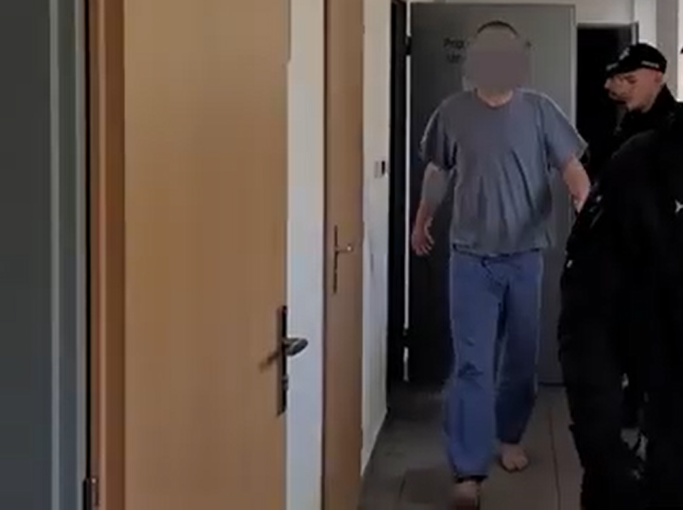 S nožem pronásledoval muže po Chrudimi kvůli cigaretě