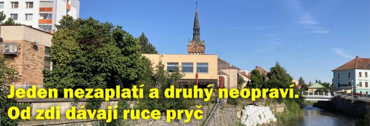 Bagy s pískem pomalu zarůstají plevelem. Je oprava v nedohlednu?