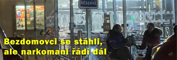 Bezdomovci se stáhli pryč, u nádraží ale řádí narkomani