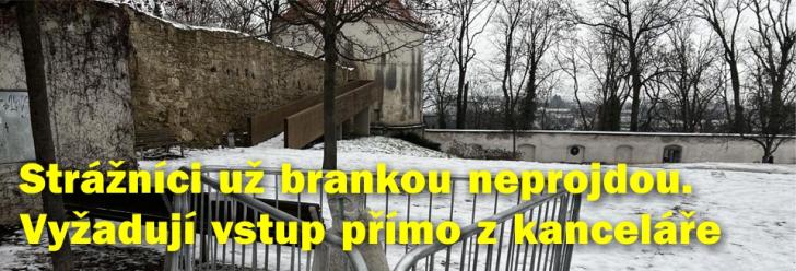 Strážníci brankou neprojdou? Vyžadují jiný vstup 