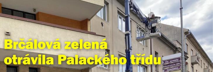 Veřejný prostor u Hotelu Bohemia otrávila brčálová barva
