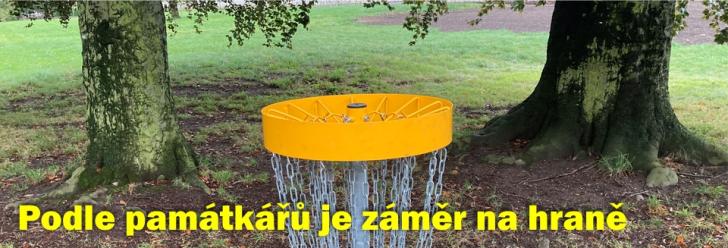 Discgolfové koše v Městském parku jsou podle památkářů na hraně