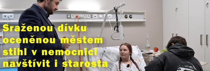Dívka sražená v Čáslavské je zpátky z nemocnice. S oceněním města ji stihl navštívit i starosta