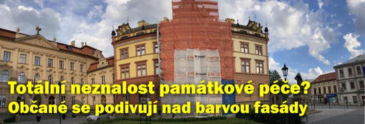 Totální neznalost zásad památkové péče, zlobí se občané kvůli barvě nové fasády muzea