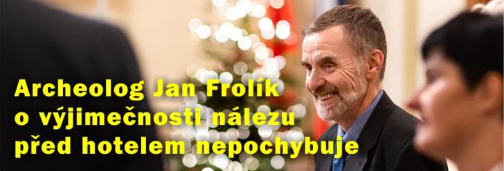 Jan Frolík trvá i po deseti letech od nálezu před Hotelem Bohemia na svém