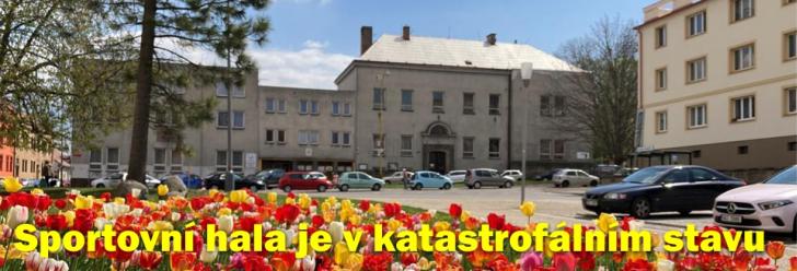 Stav sportovní haly už je katastrofální. Možná se bude opravovat i bez dotace