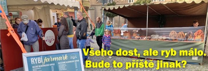 Kdo si na rybím jarmarku frontu nevystál, na toho zbyly třeba klobásy