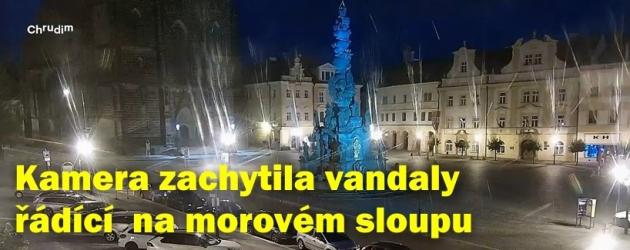 Trojici kvůli obscénnostem u morového sloupu vyšetřuje policie
