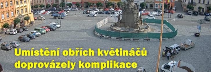 Umístění obřích květináčů na náměstí doprovázely komplikace